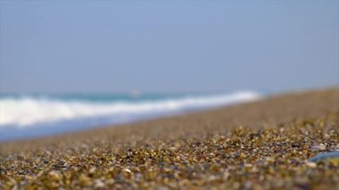 Güzel mavi deniz çakıl taşları plajı. Seçici odak.