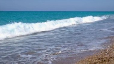 Güzel mavi deniz çakıl taşları plajı. Seçici odak.