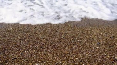 Güzel mavi deniz çakıl taşları plajı. Seçici odak.