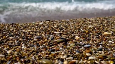 Güzel mavi deniz çakıl taşları plajı. Seçici odak.