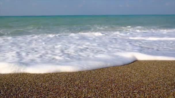 Güzel mavi deniz çakıl taşları plajı. Seçici odak. — Stok video