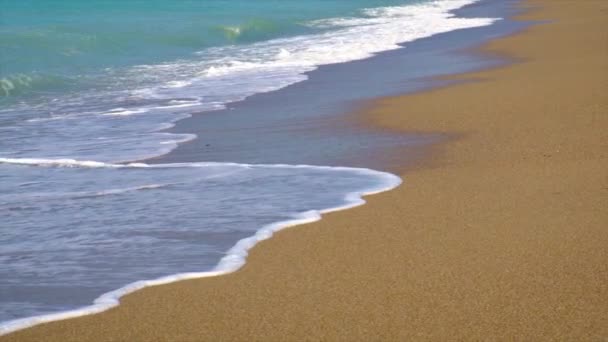 Piękna niebieska plaża żwirowa. Skupienie selektywne. — Wideo stockowe
