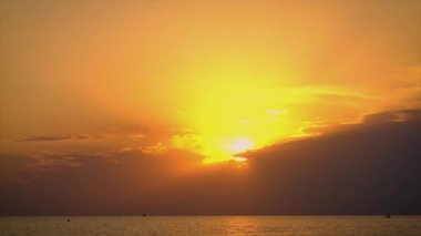 Denizde güzel bir gün batımı. Seçici odak.