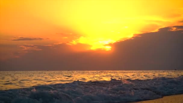 Prachtige zonsondergang aan zee. Selectieve focus. — Stockvideo