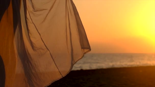 Silueta de niña al atardecer junto al mar. Enfoque selectivo. — Vídeos de Stock