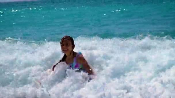 Ребенок плавает в море с волнами. Селективный фокус. — стоковое видео