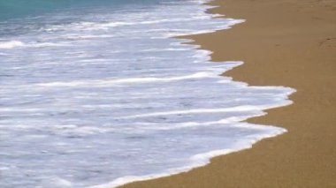 Güzel mavi deniz çakıl taşları plajı. Seçici odak.