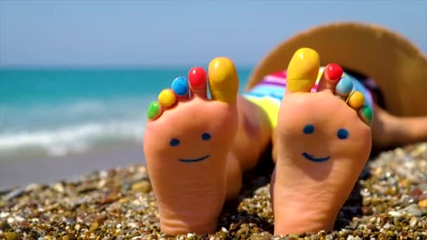 Kinderfüße zaubern ein Lächeln auf den Strand. Selektiver Fokus. — Stockvideo