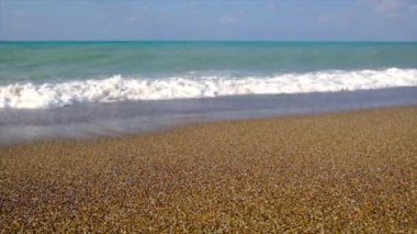 Güzel mavi deniz çakıl taşları plajı. Seçici odak.