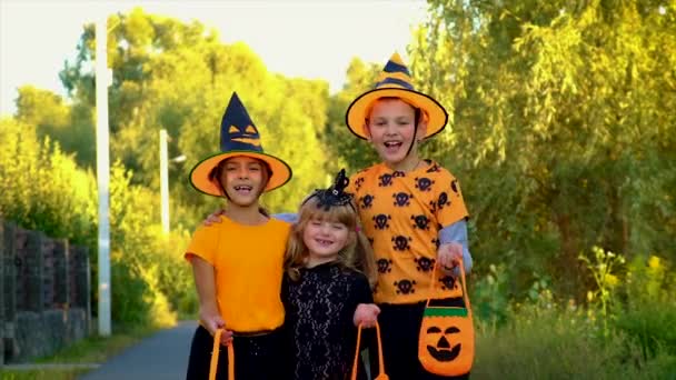 Děti v kostýmech slaví Halloween. Selektivní zaměření. — Stock video