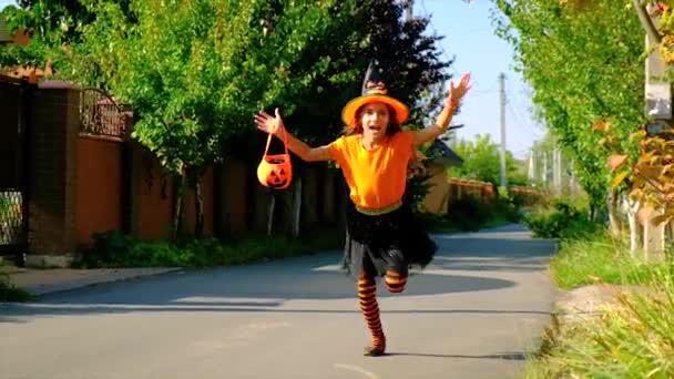 Kostümlü kız çocuğu Cadılar Bayramı 'nı kutluyor. Seçici odak. — Stok video