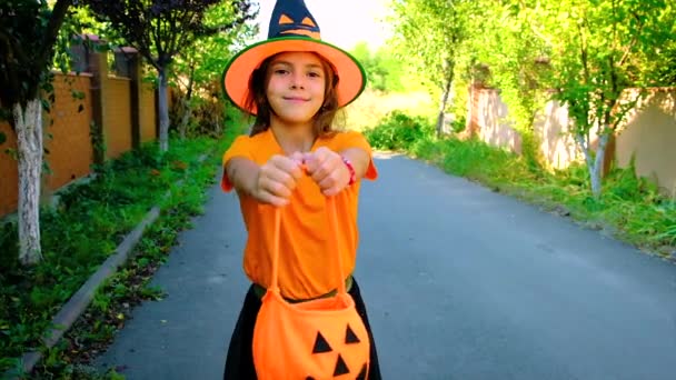 Kostümlü kız çocuğu Cadılar Bayramı 'nı kutluyor. Seçici odak. — Stok video