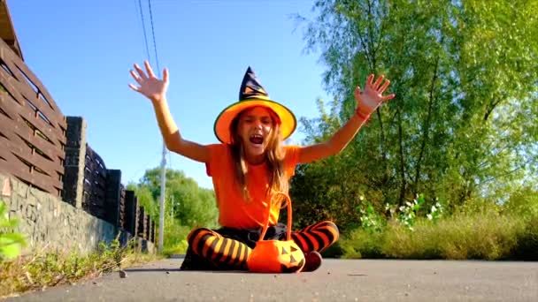 Niña disfrazada celebra Halloween. Enfoque selectivo. — Vídeos de Stock