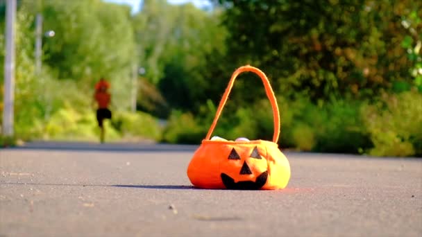A jelmezes kislány ünnepli a Halloweent. Szelektív fókusz. — Stock videók