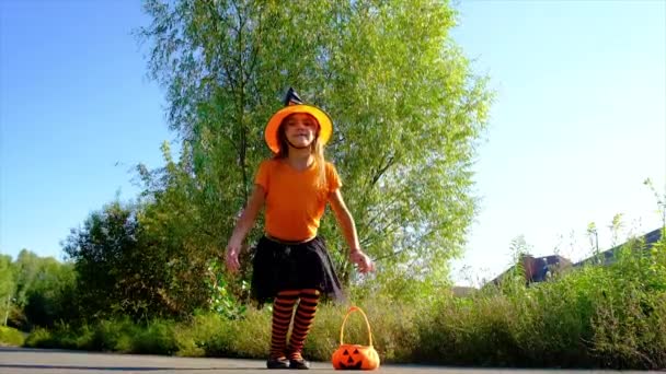 Kind meisje in kostuum viert Halloween. Selectieve focus. — Stockvideo