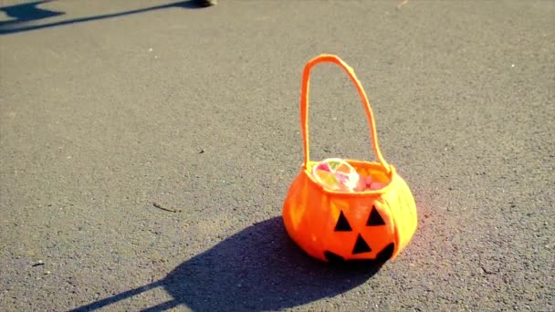 Niña disfrazada celebra Halloween. Enfoque selectivo. — Vídeo de stock