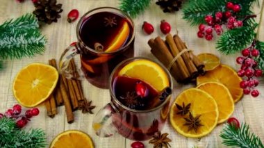 Bardakta şarap, Noel içkisi. Seçici odak.