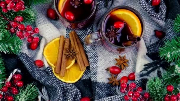Wino grzane do kubka, świąteczny napój. Skupienie selektywne. — Wideo stockowe