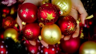 Bir kadının ellerinde Noel süsleri. Seçici odak.