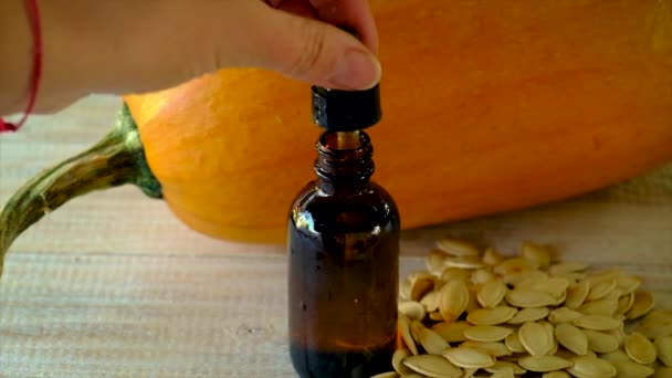 Huile de graines de citrouille dans une bouteille. Concentration sélective. — Video