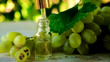Bir şişe üzüm tohumu yağı. Seçici odak.