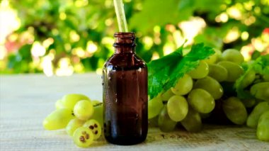 Bir şişe üzüm tohumu yağı. Seçici odak.