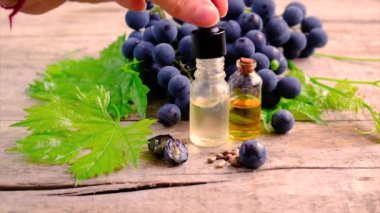 Bir şişe üzüm tohumu yağı. Seçici odak.