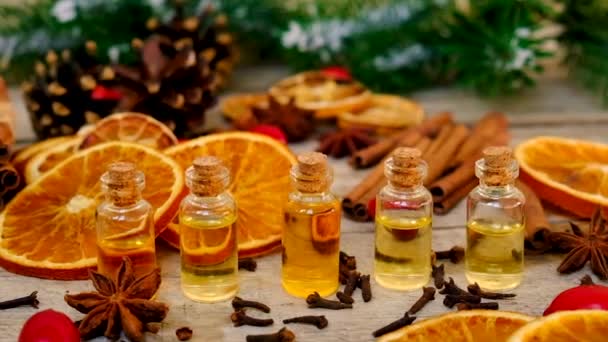 Vánoční esenciální oleje v lahvích. Selektivní zaměření. — Stock video