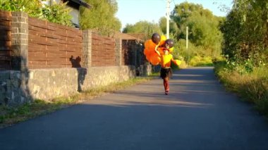 Kostümlü çocuk Cadılar Bayramı 'nı kutluyor. Seçici odak.