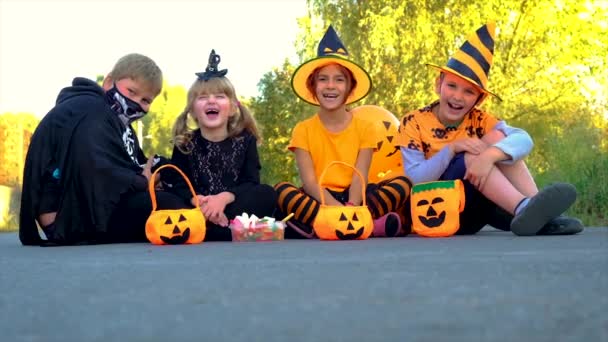 Діти в костюмах святкують Хелловін. Вибірковий фокус . — стокове відео