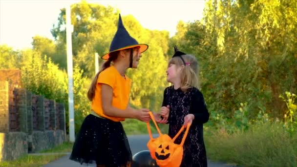 Діти в костюмах святкують Хелловін. Вибірковий фокус . — стокове відео