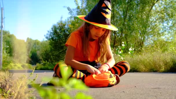 Dziecko w kostiumie świętuje Halloween. Skupienie selektywne. — Wideo stockowe