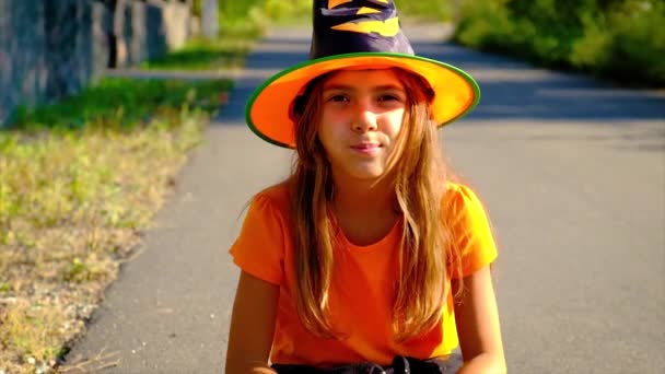Kind meisje in kostuum viert Halloween. Selectieve focus. — Stockvideo