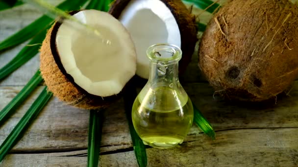 Olej kokosowy w butelce do zabiegów spa. Skupienie selektywne. — Wideo stockowe