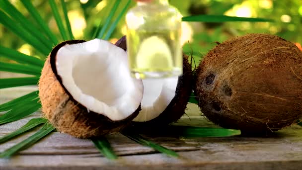 스파 치료를 위해 우유병에 코코넛 오일을 넣는다. 선택적 초점. — 비디오