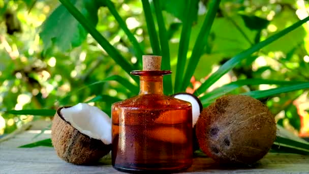 Aceite de coco en una botella para tratamientos de spa. Enfoque selectivo. — Vídeos de Stock