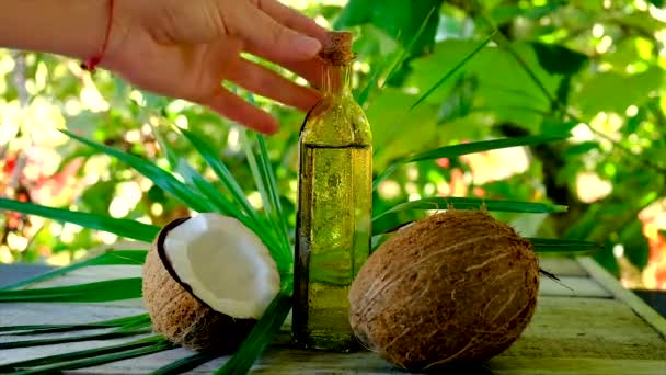 Kokosöl in einer Flasche für Wellness-Behandlungen. Selektiver Fokus. — Stockvideo