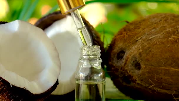 Aceite de coco en una botella para tratamientos de spa. Enfoque selectivo. — Vídeos de Stock