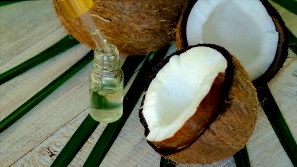 Olio di cocco in bottiglia per trattamenti termali. Focus selettivo. — Video Stock