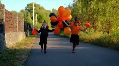 Kostümlü çocuklar Cadılar Bayramı 'nı kutluyorlar. Seçici odak.