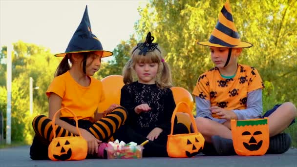 Дети в костюмах празднуют Хэллоуин. Селективный фокус. — стоковое видео