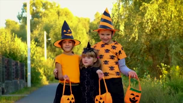 A gyerekek jelmezben ünneplik a Halloweent. Szelektív fókusz. — Stock videók