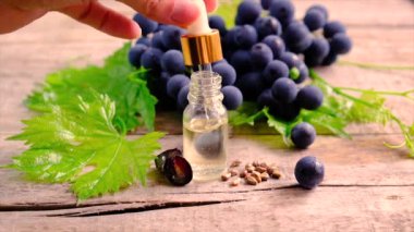 Bir şişe üzüm tohumu yağı. Seçici odak.