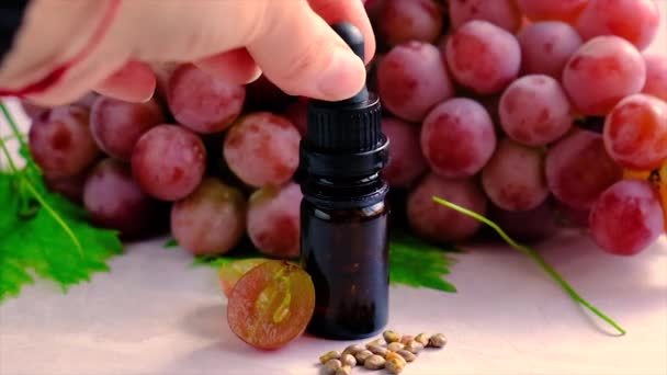 Butelka oleju z nasion winogron. Skupienie selektywne. — Wideo stockowe