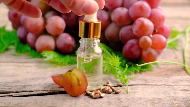 Bouteille d'huile de pépins de raisin. Concentration sélective. — Video
