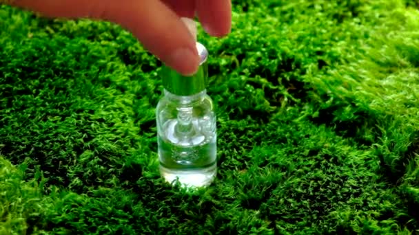 Kosmetika i en flaska på Moss. Naturlig kosmetika. — Stockvideo