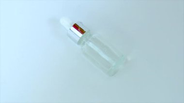 Su arka planındaki bir şişede kozmetik ürünler. Hyaluronik asit.