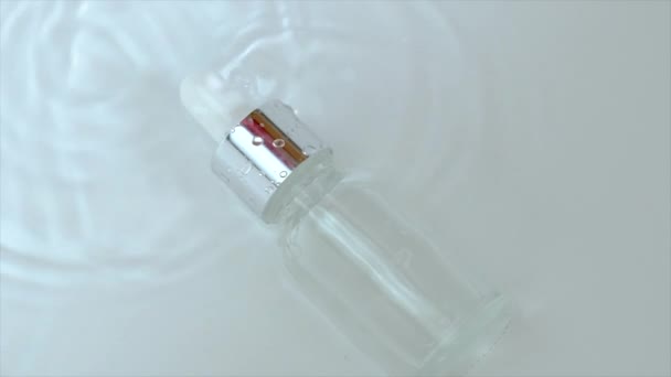 Kosmetik in einer Flasche auf einem Wasserhintergrund. Hyaluronsäure. — Stockvideo