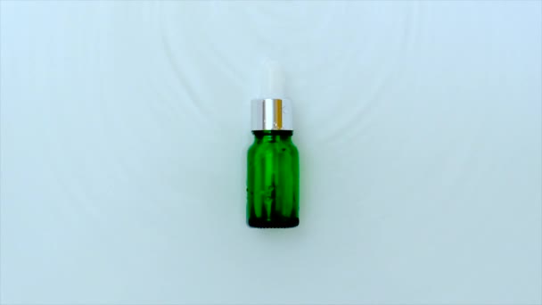 水底瓶子里的化妆品。透明质酸. — 图库视频影像