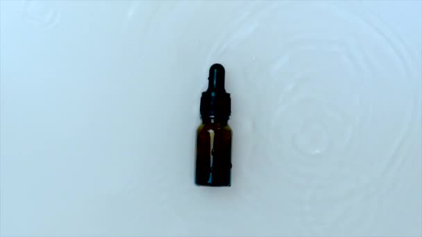 Kozmetikumok egy palackban, vizes háttérrel. Hialuronsav. — Stock videók